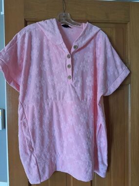 NWT Women’s Boutique Pink Daisy Hooded Top